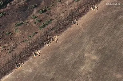 Враг строит земляные валы для защиты военных позиций к северо-западу от Киева - спутниковые снимки