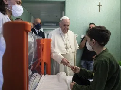 Папа Римський Франциск відвідав українських дітей-біженців у римській лікарні