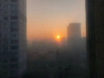 У Києві та передмісті через погоду та чисельні пожежі з'явився смог: людей закликали не палити сміття