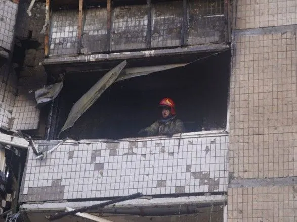 Попадание обломков снаряда в киевскую многоэтажку: спасатели показали видео с места происшествия