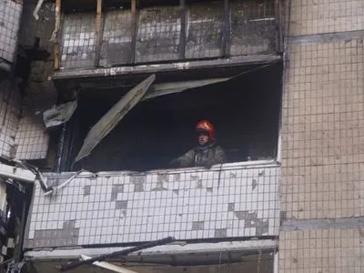 Влучання уламків снаряду у київську багатоповерхівку: рятувальники показали відео з місця події