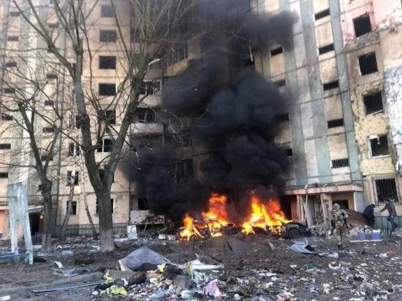 В Киеве обломки вражеского снаряда попали в многоэтажный дом