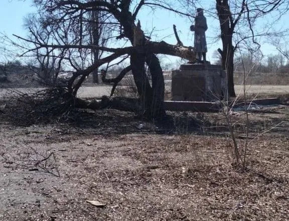 "Денацифікація" від росіян: на Донеччині окупанти обстріляли братську могилу полеглих у боях із нацистами
