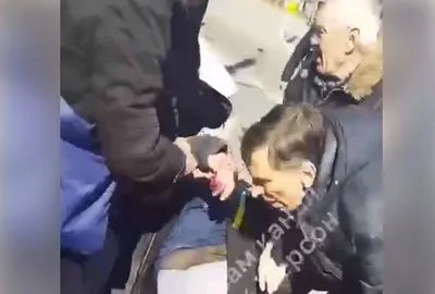 Під час обстрілу окупантами мітингувальників у Херсоні поранено беззбройного пенсіонера