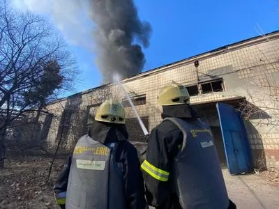 Ворог знову обстріляв Київ: в Оболонському районі загорілася вантажівка та дві будівлі