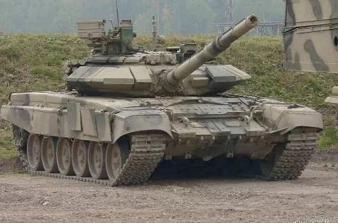 Не бачив сенсу воювати: рашист за винагороду здав танк українцям
