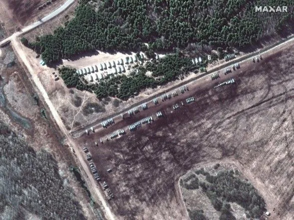 Нові супутникові знімки показали розгортання ворожих військ у Білорусі поблизу кордону з Україною