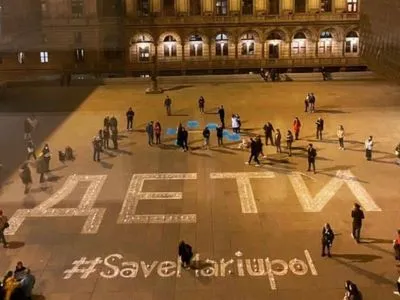 Выложили надпись "Дети": перед театром в Праге призвали спасти Мариуполь от российской оккупации