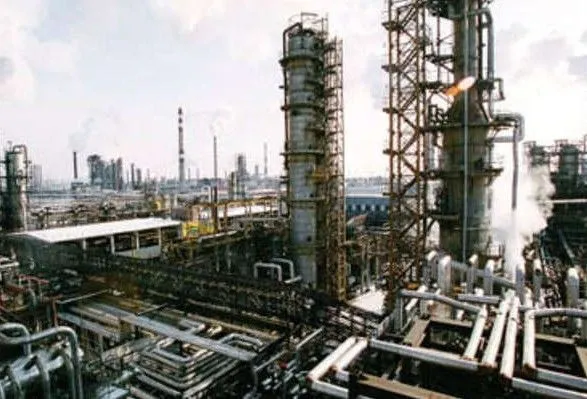 В Лисичанске российские оккупанты обстреляли нефтеперерабатывающий завод