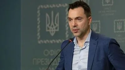 "Голі й босі окупанти": Арестович заявив, що рашисти не мають ресурсів, щоб продовжувати наступ
