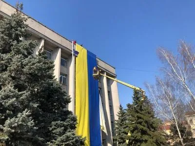 На міськраді тимчасово окупованого Херсона знову майорить прапор України