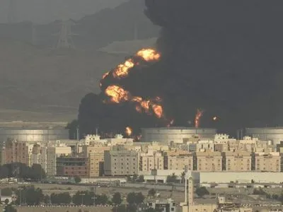 Йеменские повстанцы нанесли удар по нефтебазе в Саудовской Аравии, где проводится гонка Формулы-1