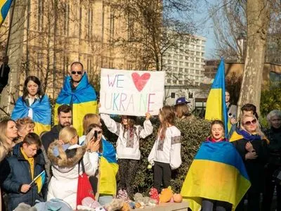 Дедалі більше людей у світі – на боці України: Зеленський поділився світлинами з мітингів