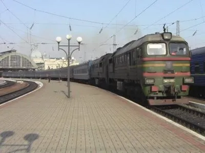 Під обстріл потрапила інфраструктура залізниці під Києвом: рух поїздів затримується