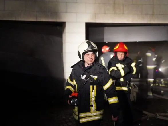 В Киеве остатки сбитой ракеты попали в усадьбу: на территории произошел пожар