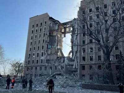 Вражеский удар по Николаевской ОГА: из-под завалов достали 18 раненых и одного погибшего
