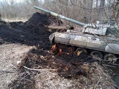 Окупанти кинули танки прямо у землі: їх відкопали, тепер ними будуть бити колишніх російських хазяїв - Генштаб ЗСУ