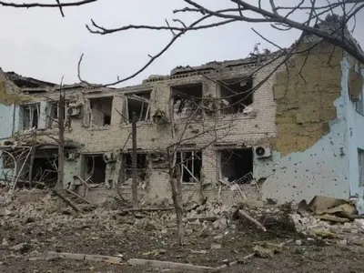 В Дергачах российские оккупанты обстреляли горсовет: есть погибший и раненые