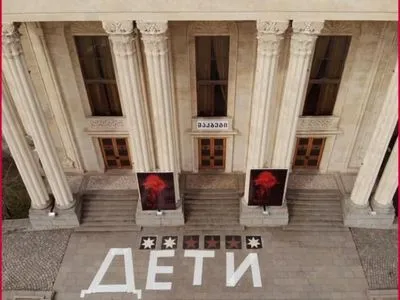 Вторжение россии в Украину: в Тбилиси активисты выставили у парламента 145 пар детской обуви