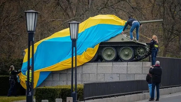 u-berlini-praporom-ukrayini-nakrili-monument-iz-tankami-t-34-bilya-memorialu-radyanskim-viyskam
