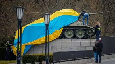 У Берліні прапором України накрили монумент із танками Т-34 біля меморіалу радянським військам