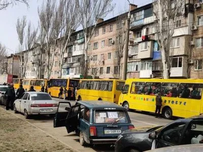 Автобусы с около 500 человек и до 300 частных авто: началась эвакуация из Мелитополя