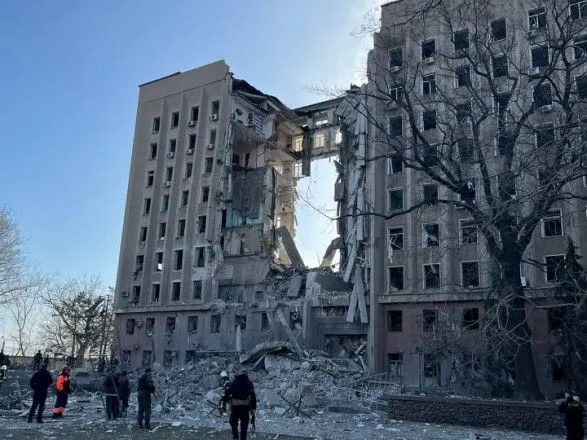 Ворожий удар по Миколаївській ОДА: кількість жертв зросла до 28