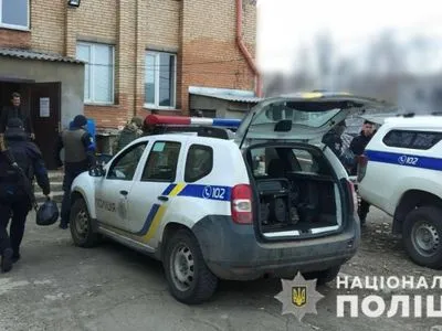 Оккупанты обстреляли авто полицейских, которые везли гуманитарную помощь в Марьинку