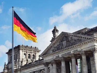 Берлин раздумывает выслать "значительное число" сотрудников посольства рф
