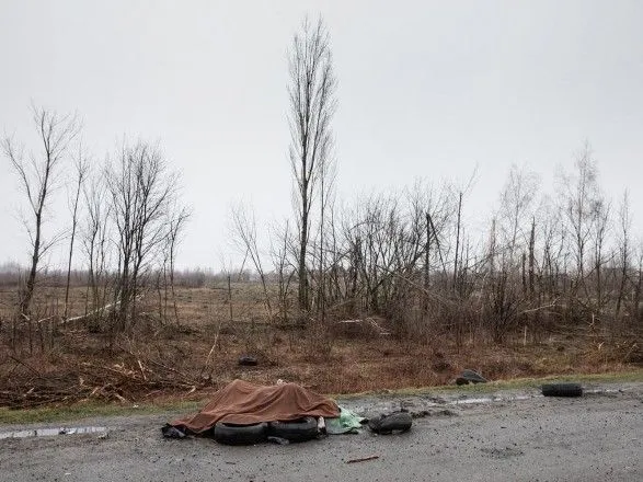 На дорозі недалеко від Києва знайшли мертві тіла оголених жінок під ковдрою