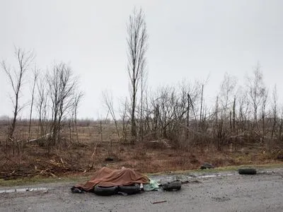 На дорозі недалеко від Києва знайшли мертві тіла оголених жінок під ковдрою