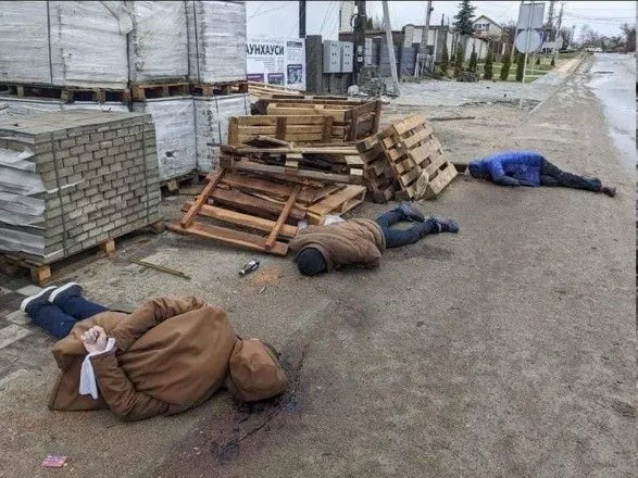 На вулицях Бучі лежать тіла людей із звʼязаними руками, що були застрілені російськими солдатами