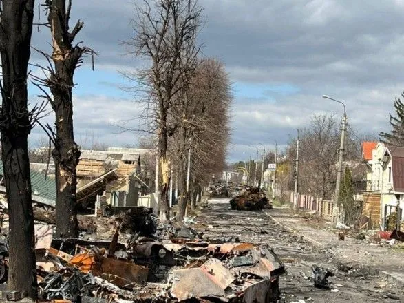 Братская могила замученных и улица подвига украинских героев: десятки иностранных журналистов посетили Бучу и Мотыжин