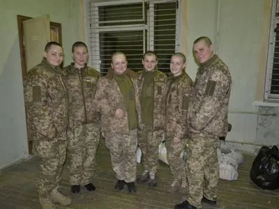 Раздевали догола, заставляли приседать и обрезали волосы: обнародованы свидетельства, как оккупанты пытали украинских женщин-военных