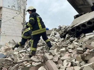 Вторжение РФ: спасатели начали разбирать завалы в Бородянке