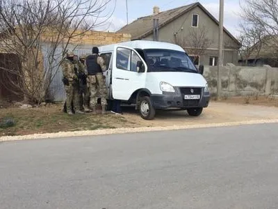 В оккупированном Крыму новые обыски в жилище крымских татар. Одного из мужчин вывезли