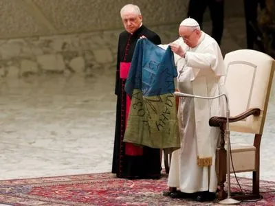 Папа Римський засудив звірства окупантів і поцілував український прапор з Бучі