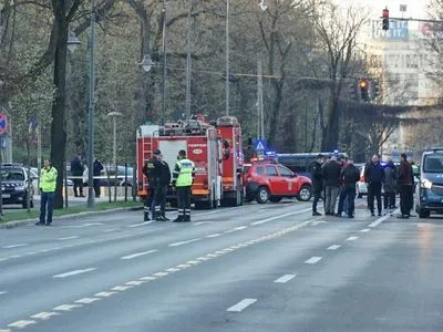 В Бухаресте автомобиль целенаправленно врезался в забор посольства россии: водитель погиб