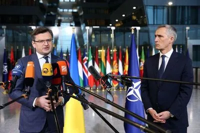 Генсек НАТО: дивно ділити зброю, що надається Україні, на оборонну і наступальну