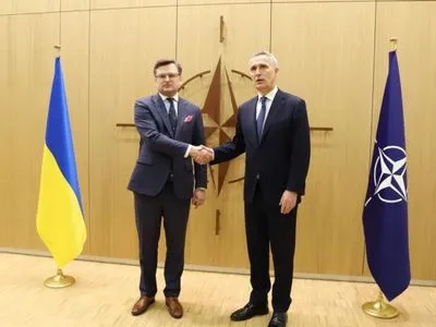Кулеба зустрівся із Генсеком НАТО, щоб обговорити постачання зброї в Україну