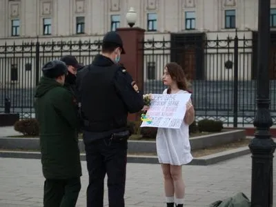 российские военные насилуют и убивают украинских женщин: в Москве девушка устроила пикет возле минобороны рф