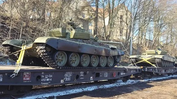 chekhiya-vidpravila-v-ukrayinu-tanki-raketni-ustanovki-ta-artileriyu