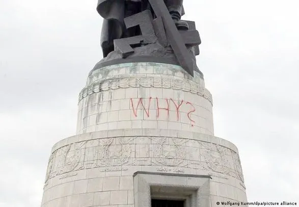 В Берлине расписали красной краской мемориал советской армии