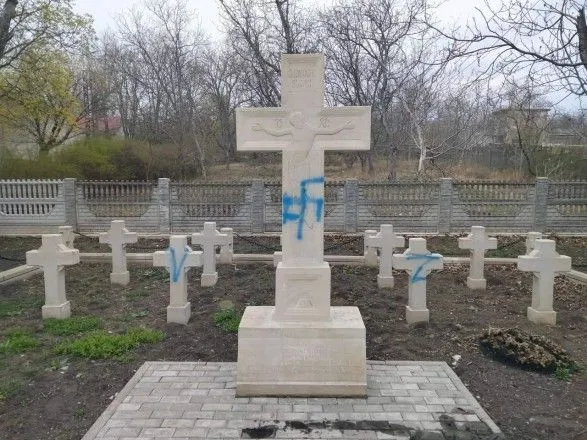 В Молдове неизвестные обрисовали памятники румынским военным символами агрессии рф