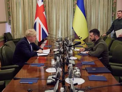 Зеленський обговорив з Джонсоном гарантії безпеки та відбудову України після війни