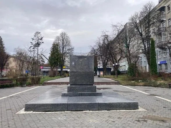 В Україні почався "Пушкінопад": у Тернополі демонтували пам’ятник російському поету