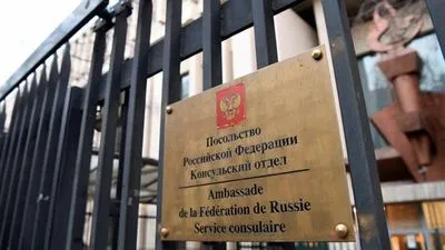 Франція виганяє ще шість російських "дипломатів"