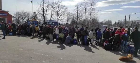 З Луганщини вдалося евакуювати понад 300 людей. Близько 90 тисяч досі у бомбосховищах
