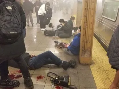 В метро Нью-Йорка невідомий застрелив 5 людей. Знайдені пристрої, що не розірвалися