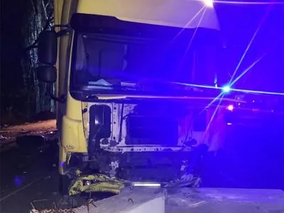 На Хмельнитчине грузовик влетел в блокпост: погиб военный, двое теробороновцев травмированы